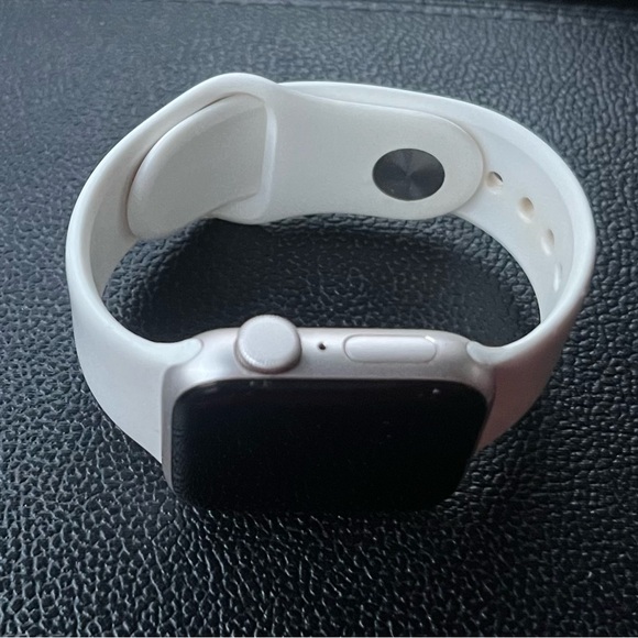 Apple Watch SE 2nd Generation (GPS) 40mm Aluminum Case with Sport Band Starlight - Picture 5 of 10